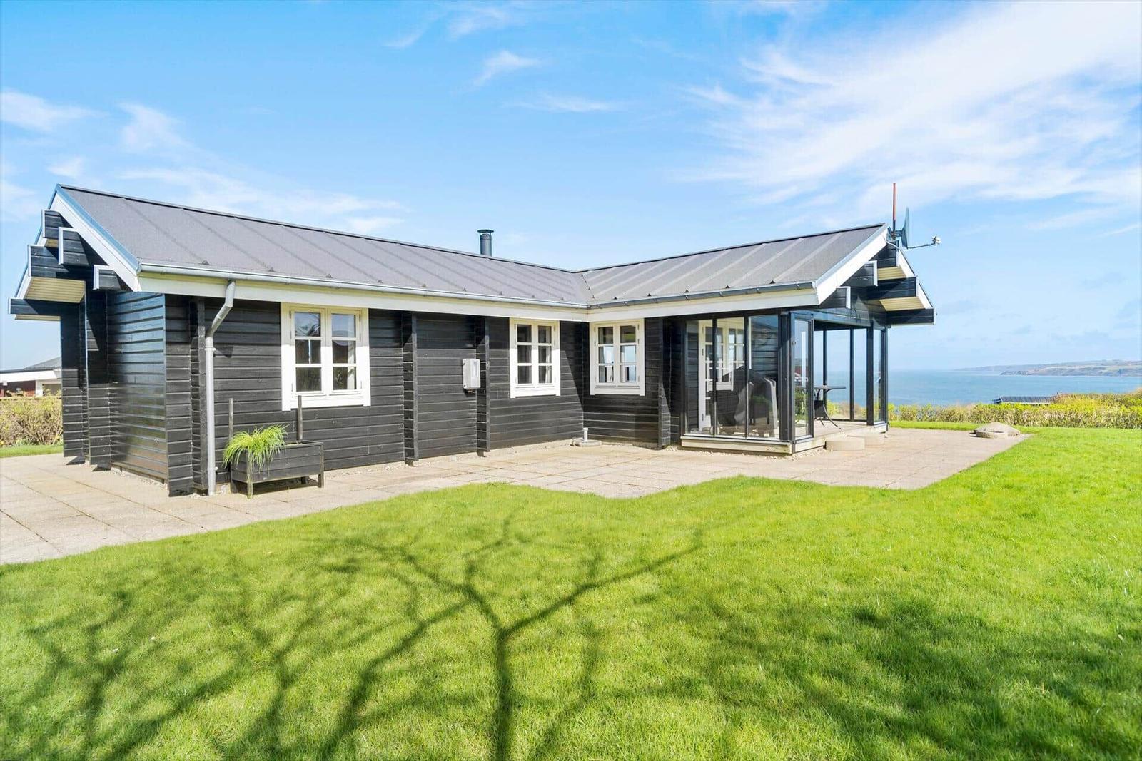 Moderne Ferienhaus mit Blick aufs Meer und großem Garten.
