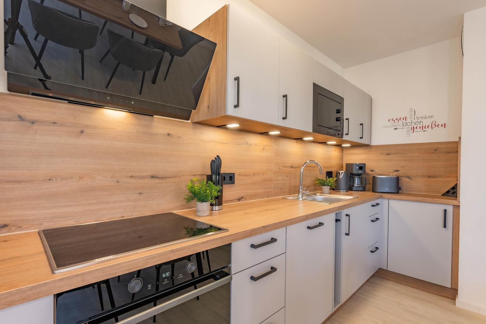 Moderne Küche mit Holz Arbeitsplatte und weißen Schränken