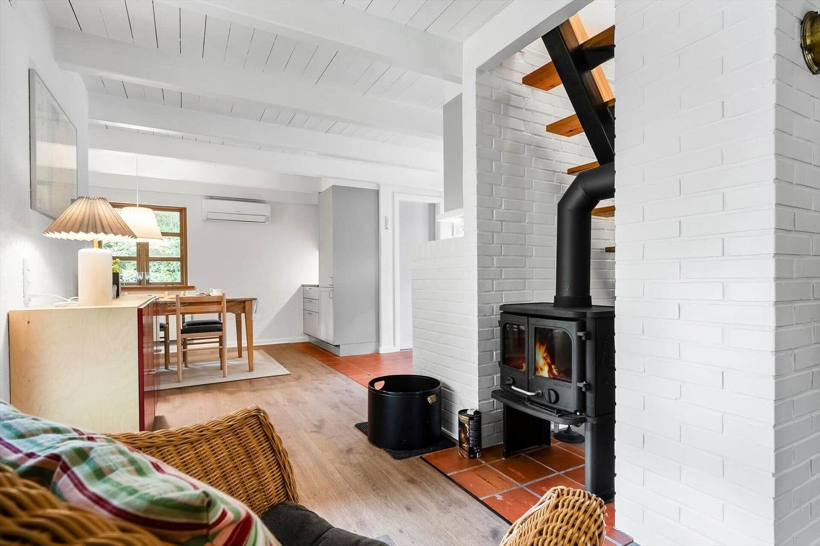 Wohnbereich mit Kaminofen, Essbereich und Holzboden
