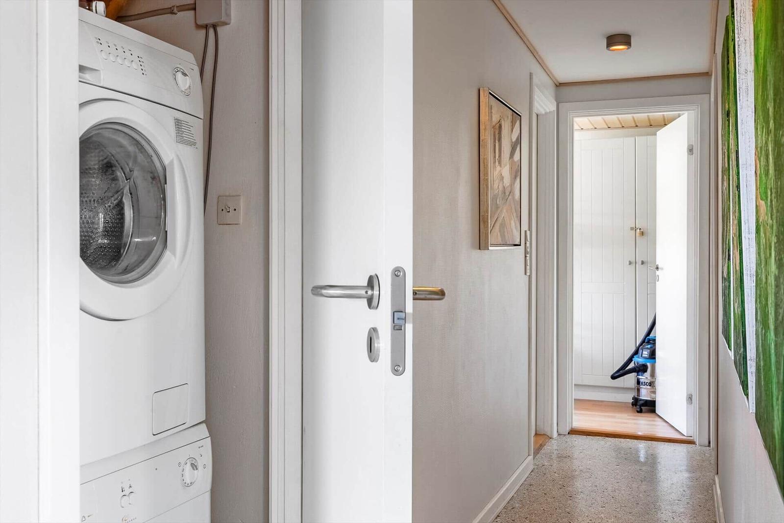 Flur mit Waschmaschine und Blick in den Keller.