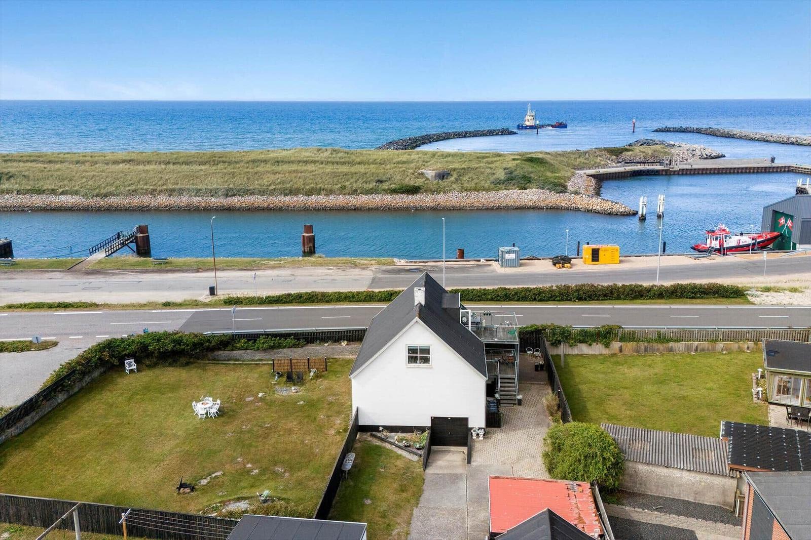 Wohnhaus mit Garten und Blick auf Hafen und Meer.