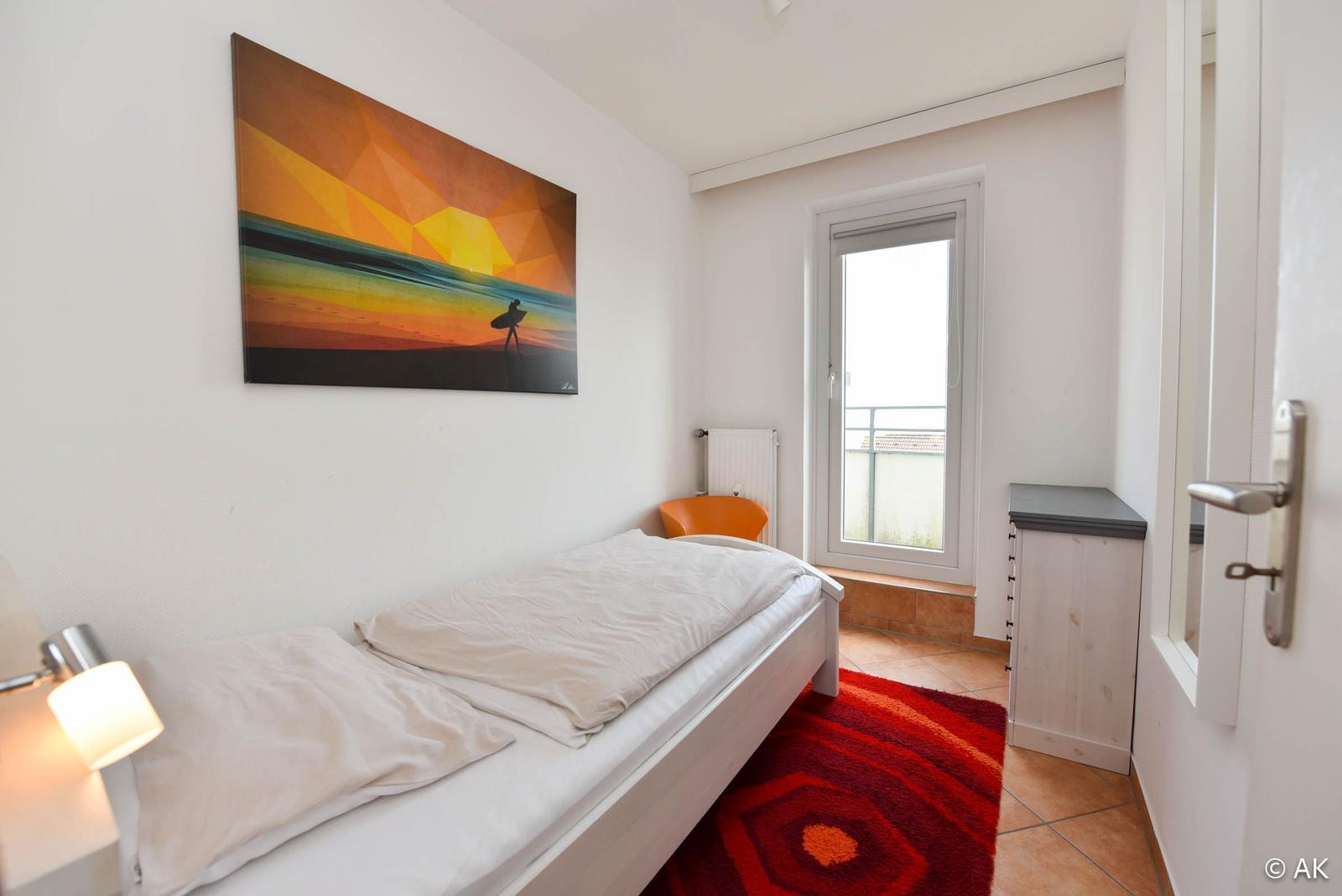 Schlafzimmer mit Bett, Wandbild, Fenster und Teppich