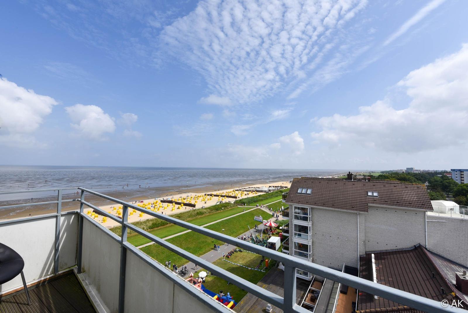 Terrasse mit Blick auf Strand und See