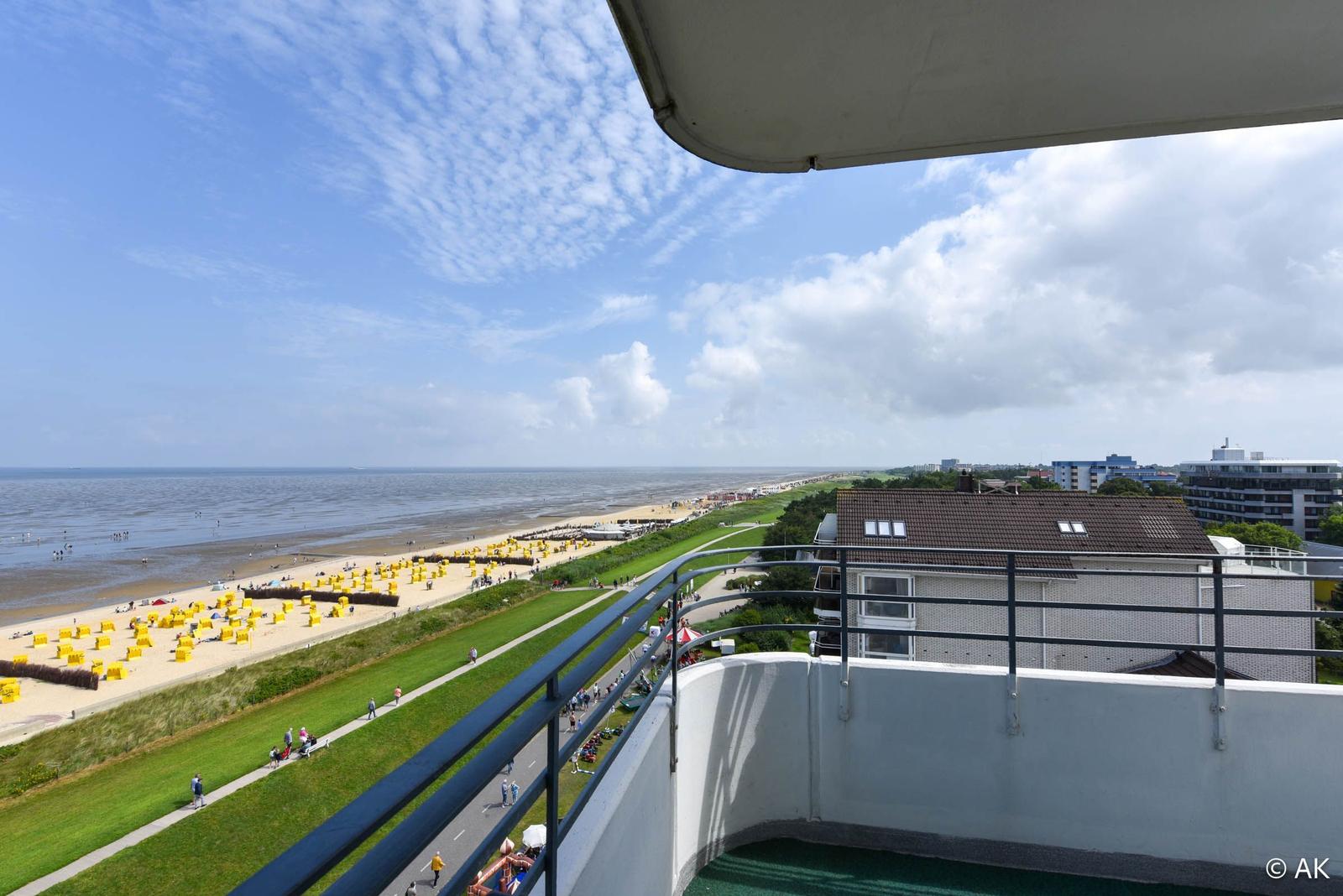 Balkon mit Blick auf Strand, Strandpromenade und Küstenstraße.