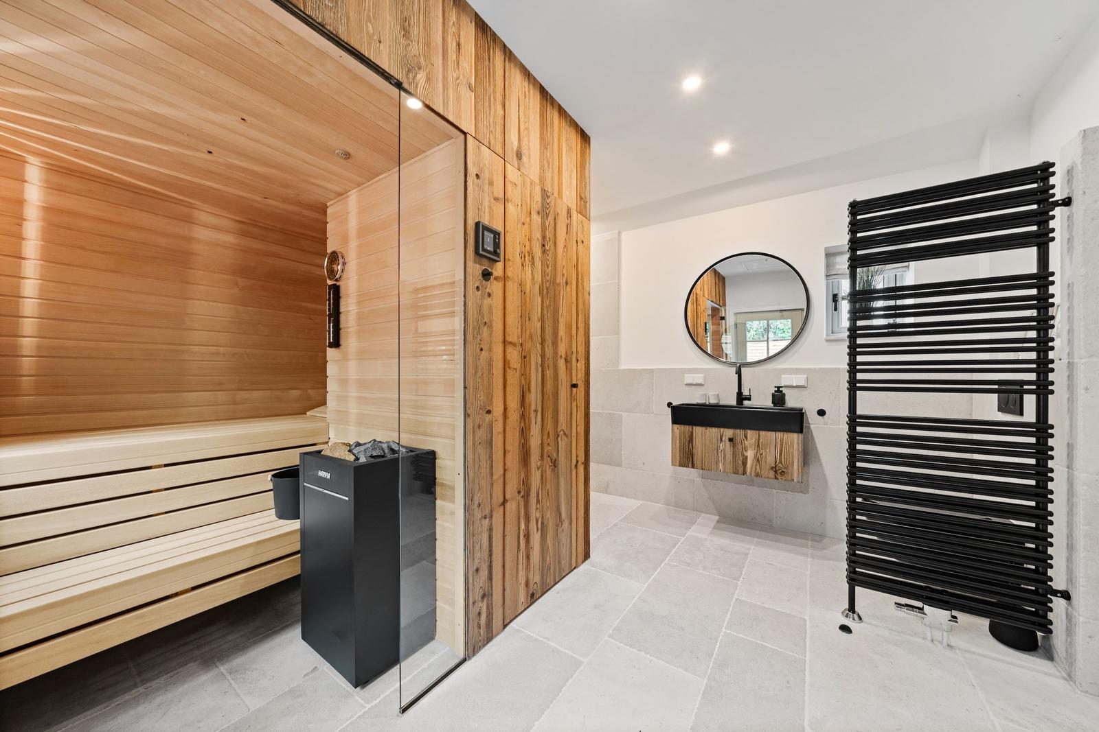 Dusche mit Holzsauna, Waschbecken und Heizung