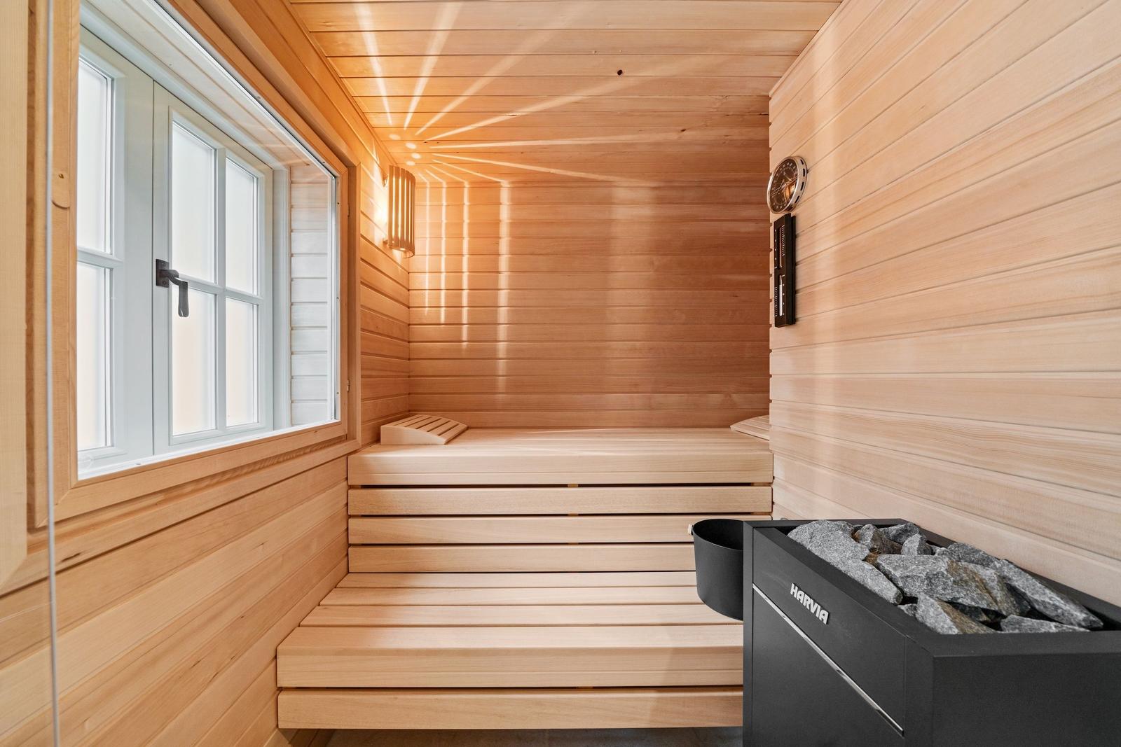 Sauna mit Holzverkleidung, Sitzbänken und Fenster