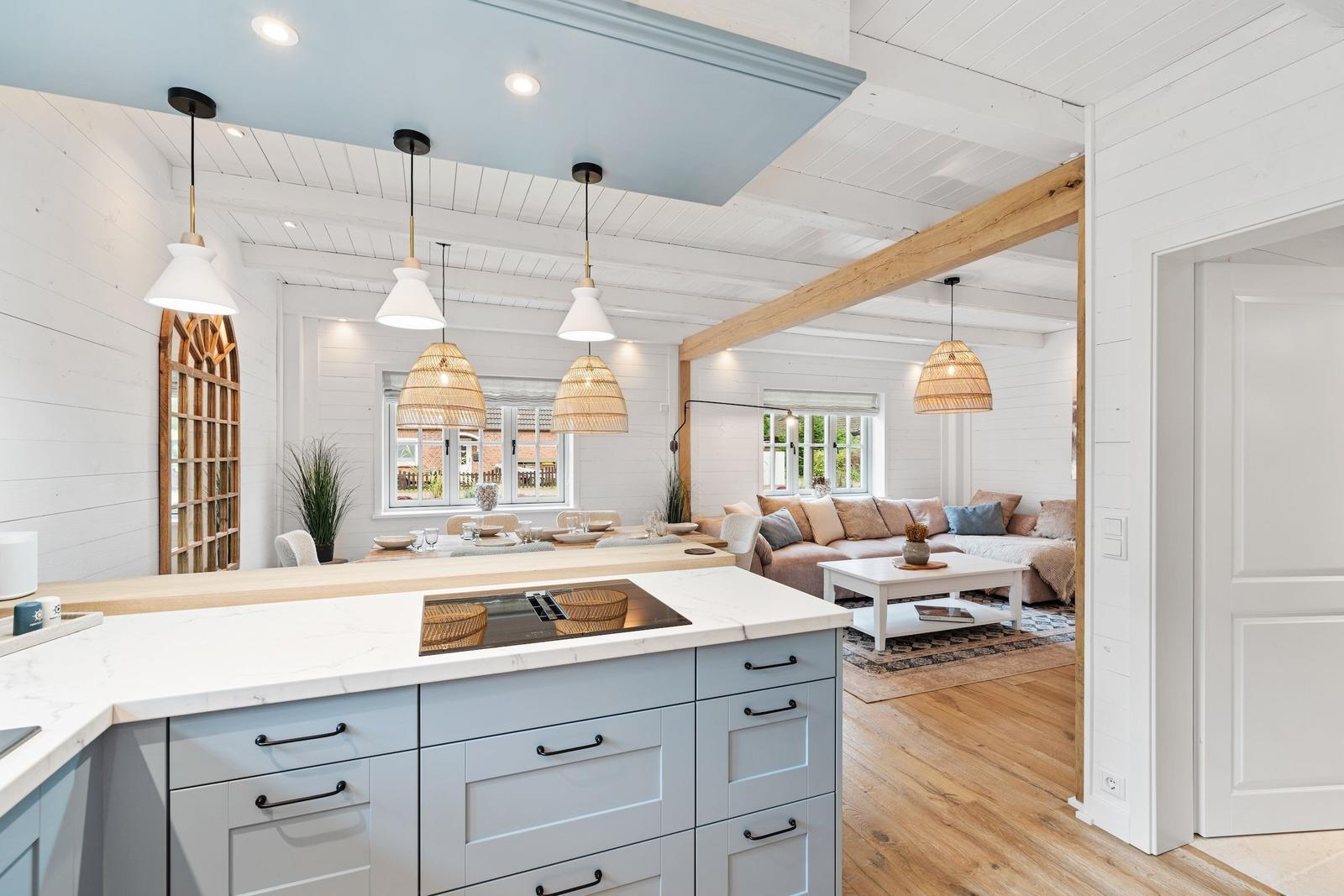 Küche mit Essbereich und Wohnzimmer im Hintergrund.