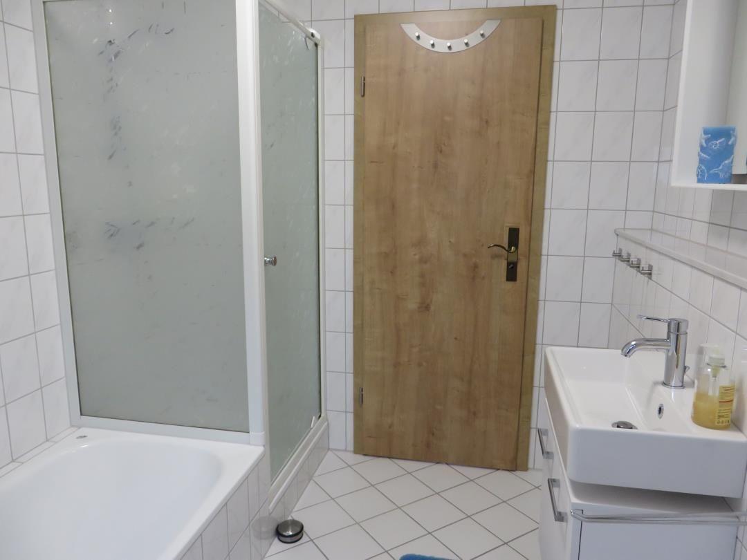 Badezimmer mit Badewanne, Dusche und Waschbecken