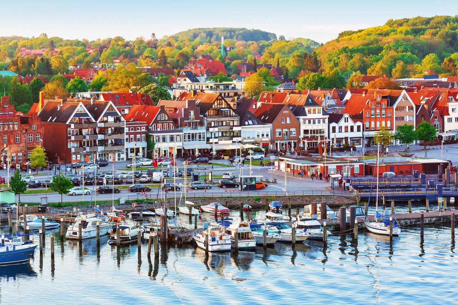 Hafen mit Booten und historischen Häusern am Ufer