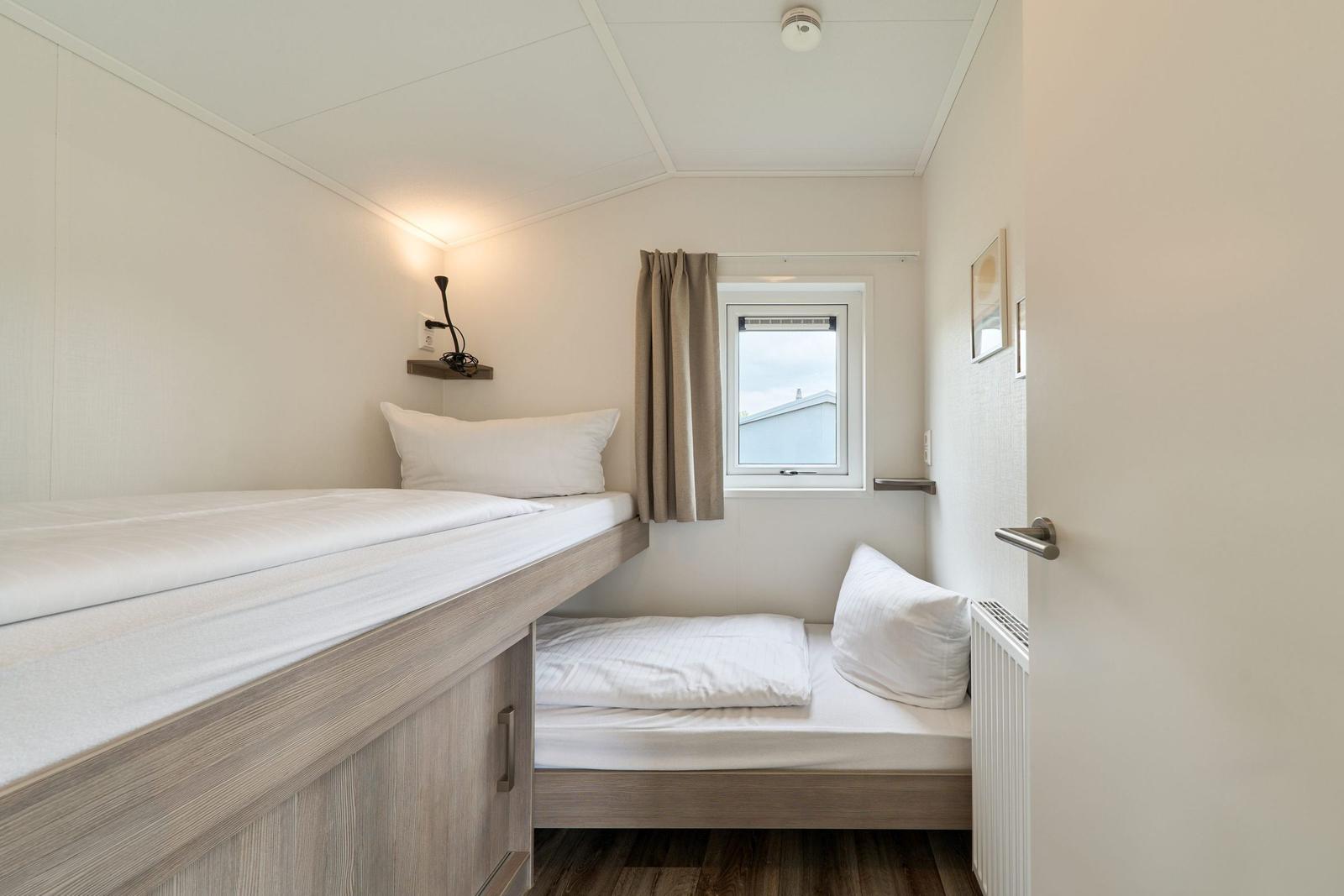 Zimmer mit zwei Betten, Fenster und Schrank