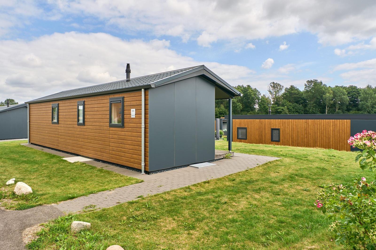 Moderne Holz- und Metallhaus mit Garten und Terrasse.