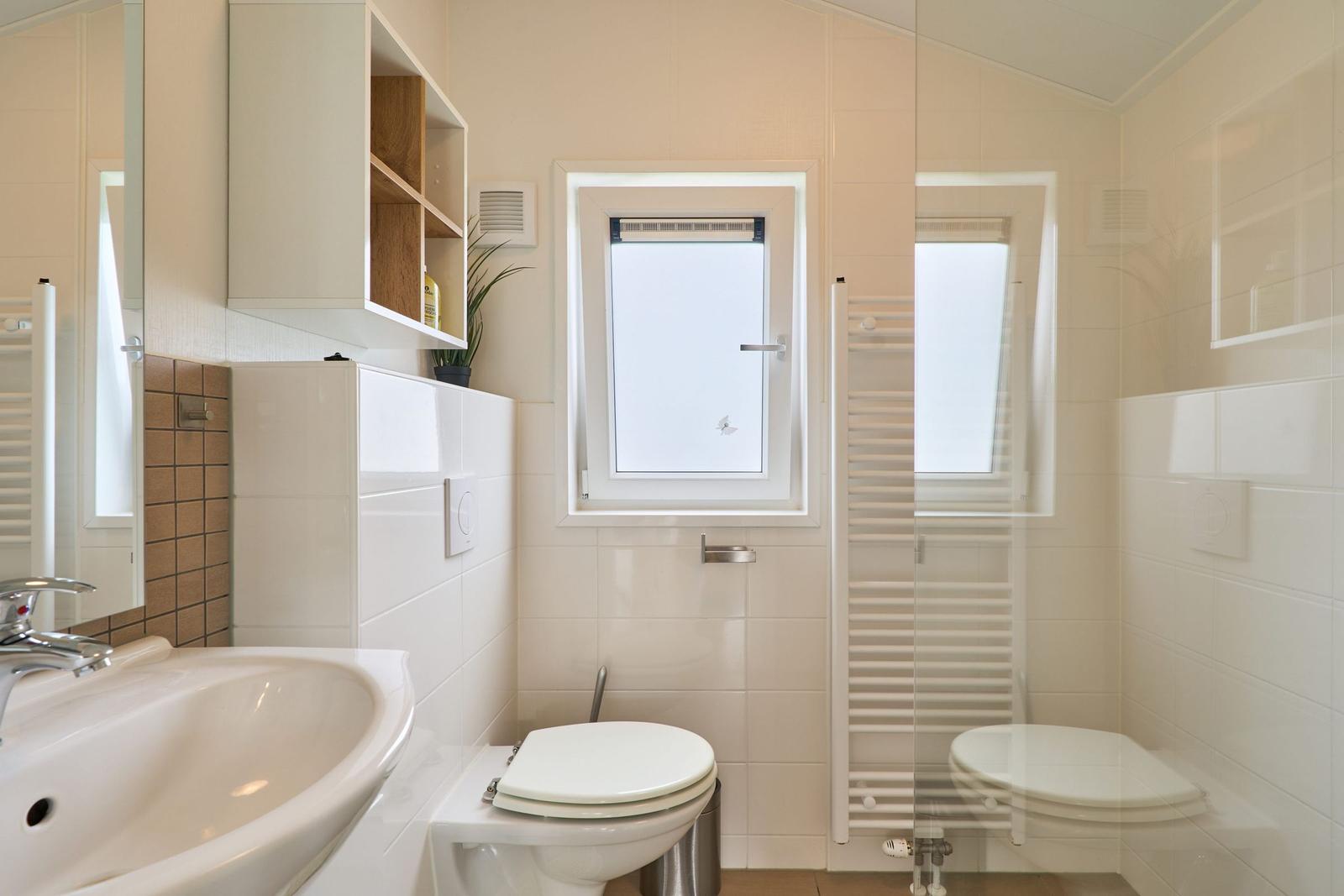 Badezimmer mit Toilette, Waschbecken und Dusche