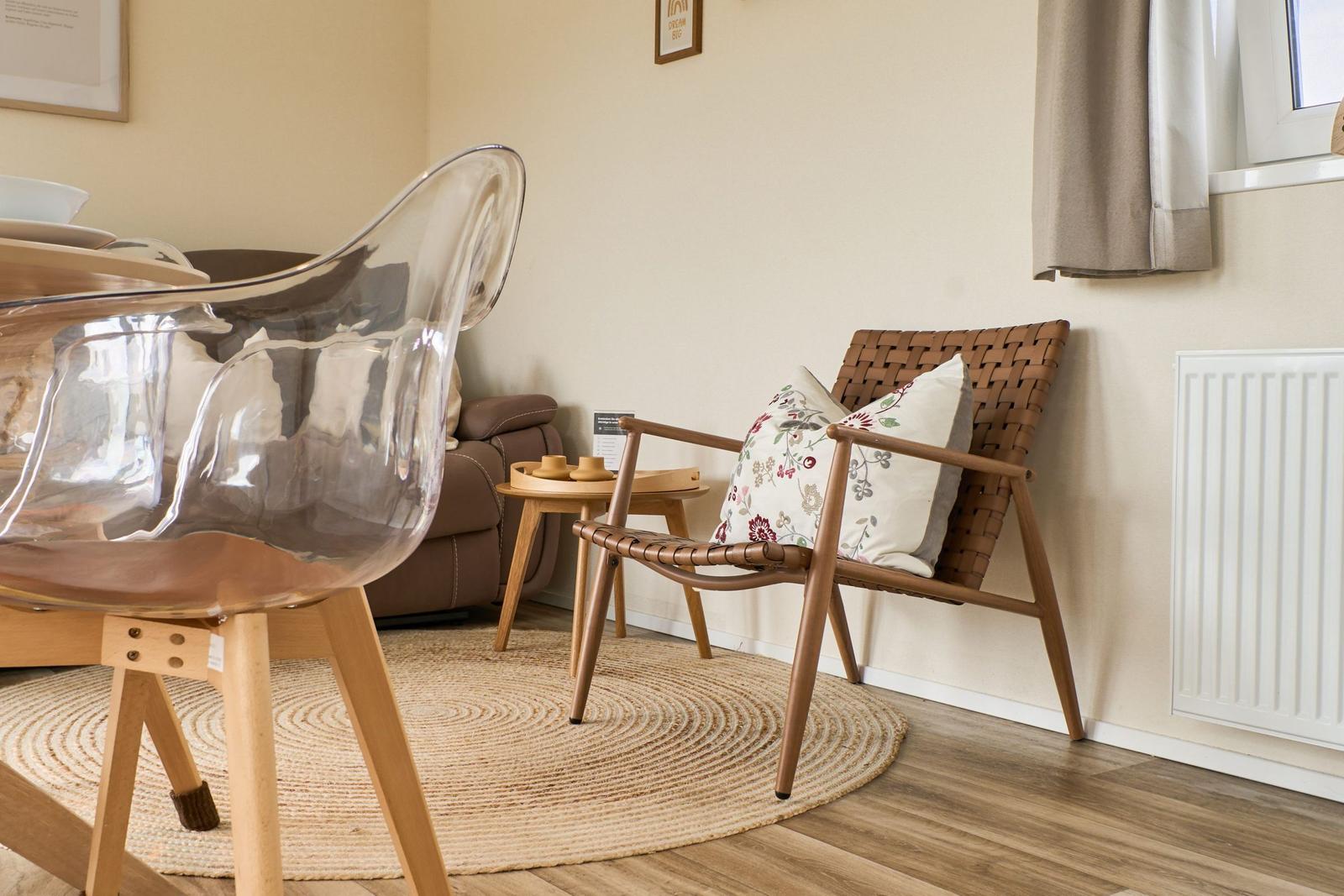 Sitzbereich mit Stuhl, Sessel und Teppich