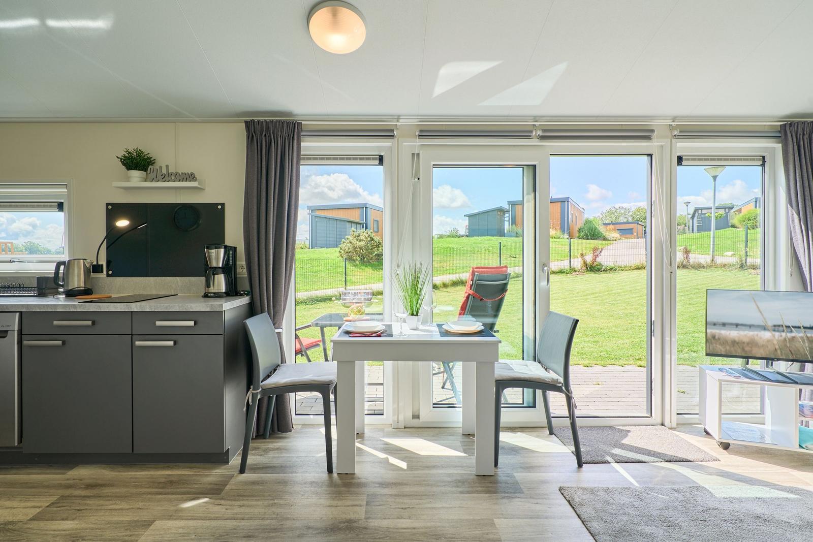 Küche mit Esstisch und Blick auf Garten