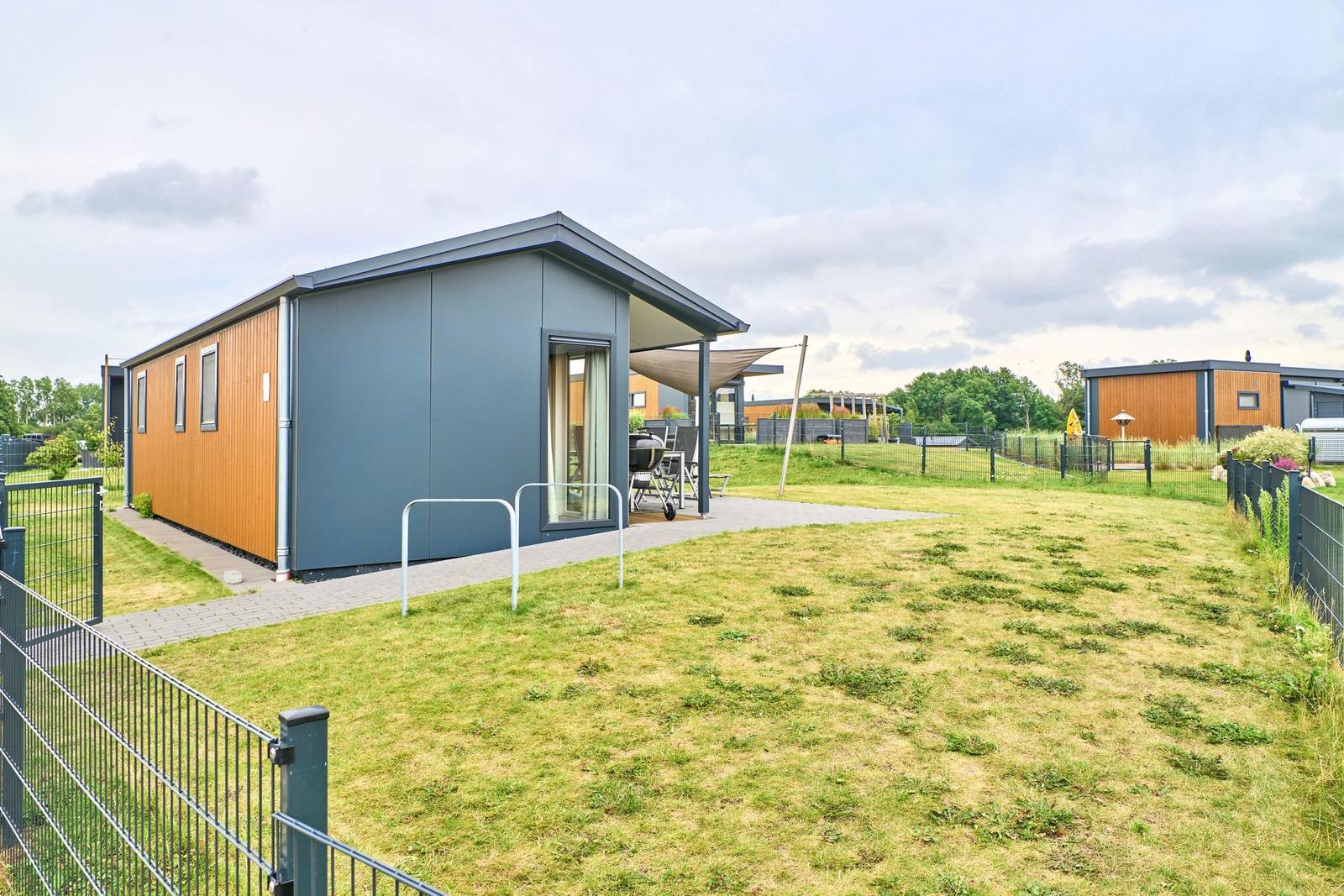 Moderne Ferienhaus mit Terrasse und Grillplatz im Grünen.