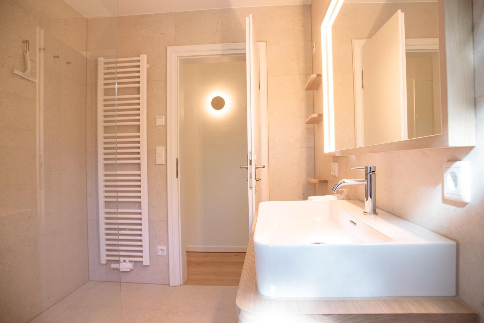 Bad mit Waschbecken, Spiegel und Dusche