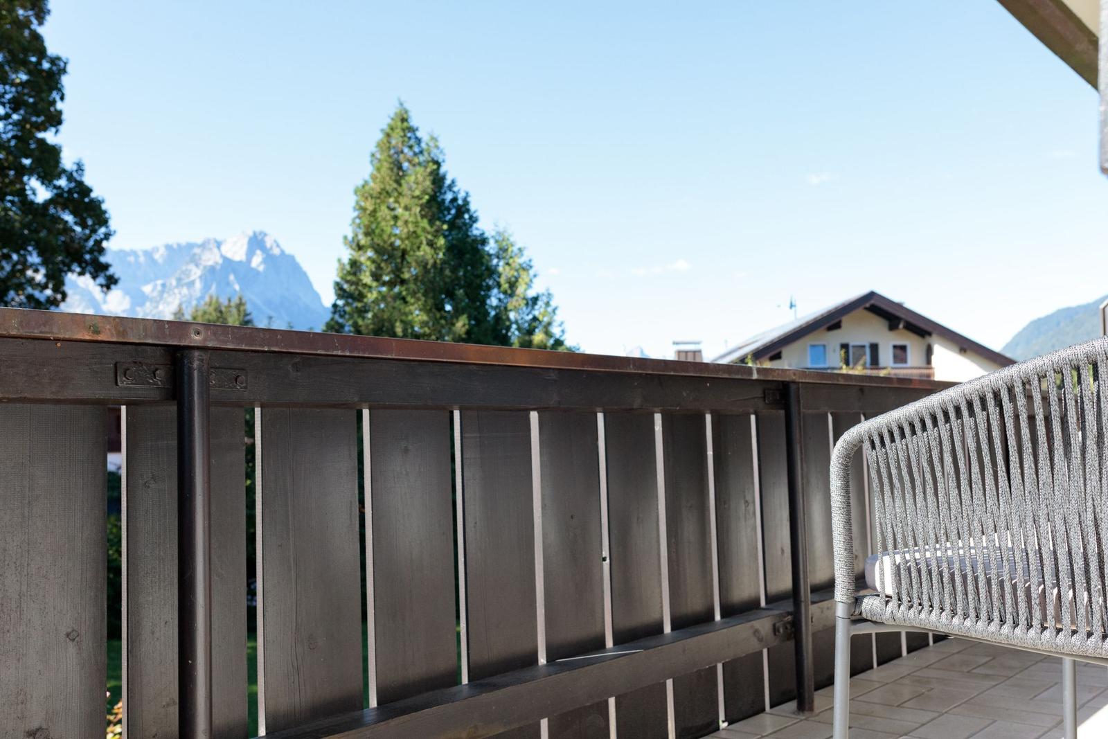 Terrasse mit Blick auf Berge und einen Garten