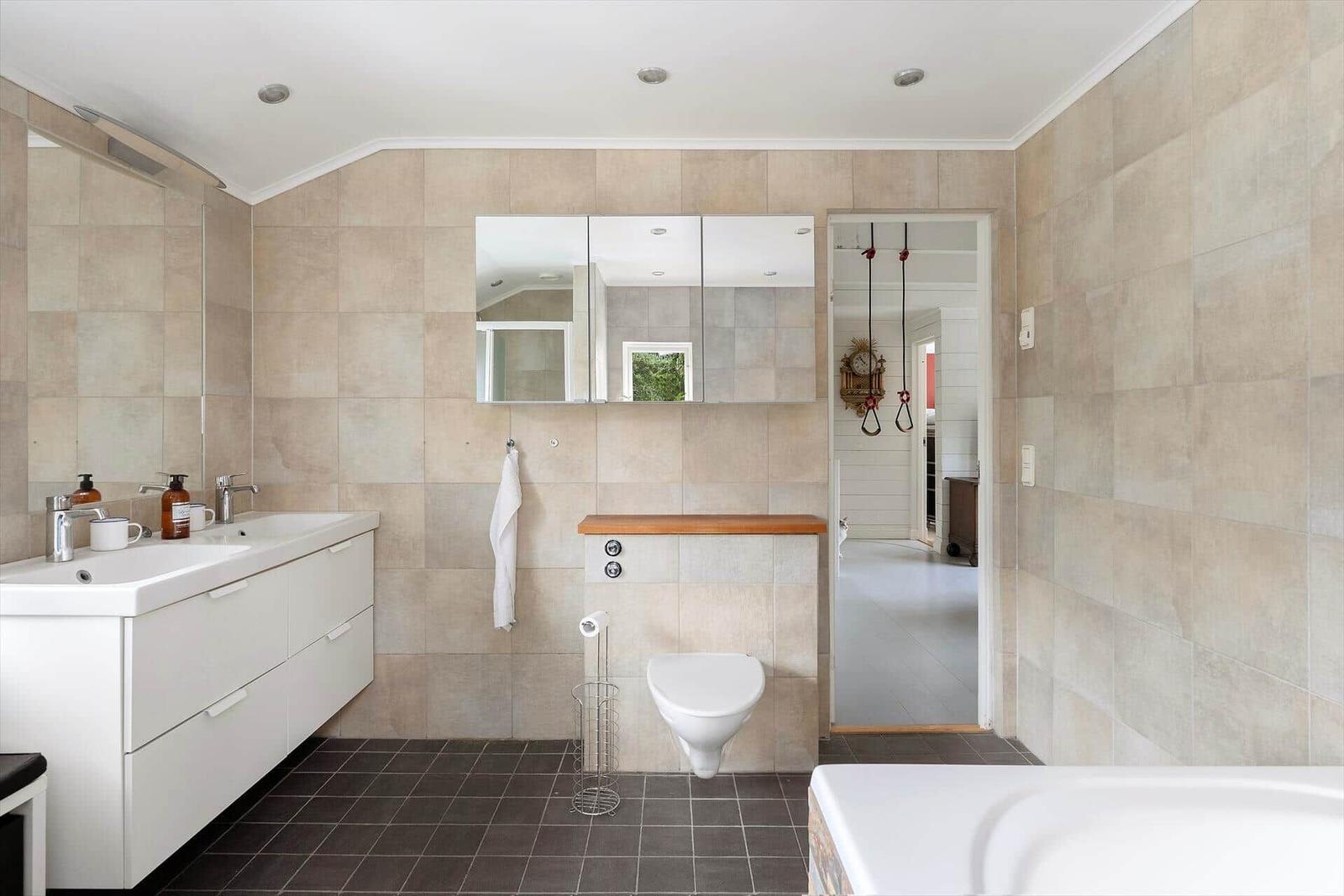 Badezimmer mit Waschbecken, Toilette und Badewanne