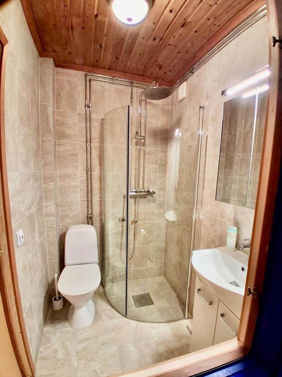 Badezimmer mit Dusche, Toilette und Waschbecken