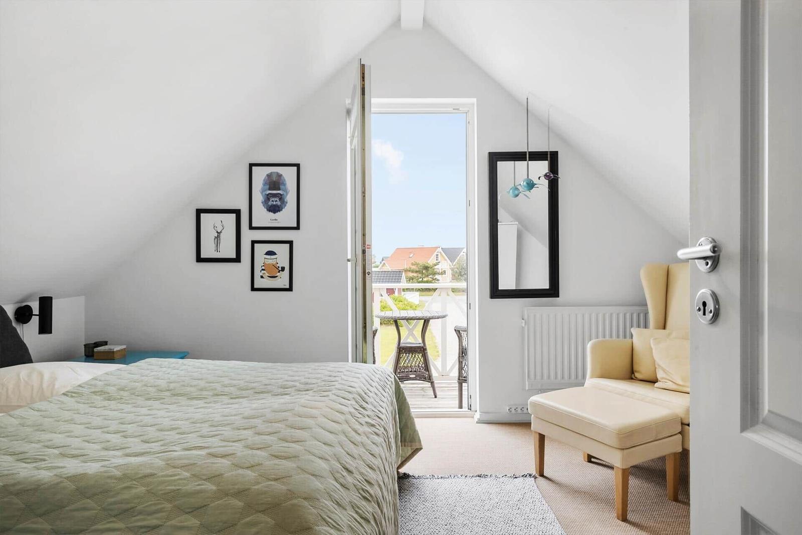 Schlafzimmer mit Blick auf Balkon und Wandbildern