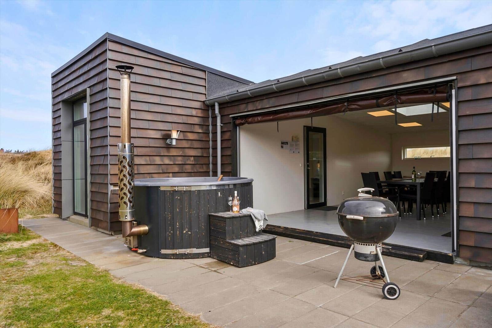 Außenbereich mit Whirlpool, Grill und Terrasse. Blick in das Esszimmer.