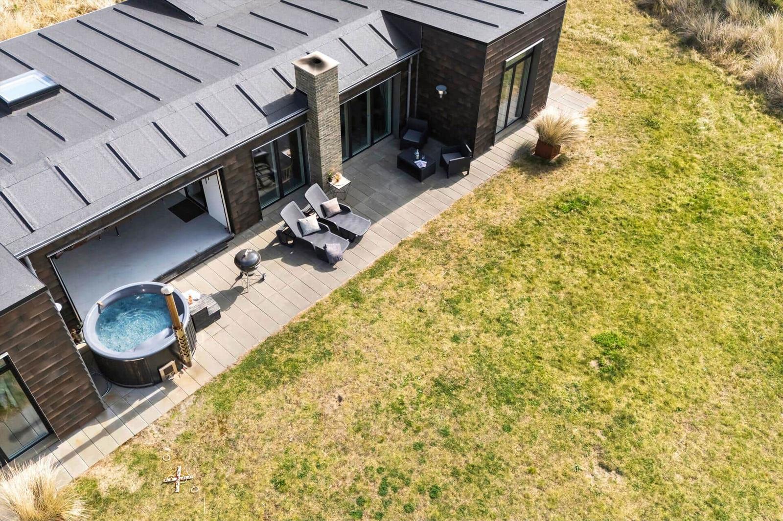 Moderne Villa mit Whirlpool, Terrasse und Garten.