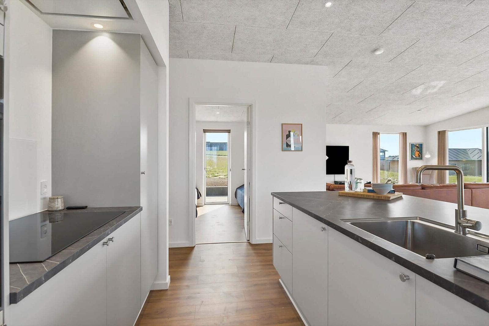Küche mit Arbeitsplatte und Durchgang zum Wohnzimmer.