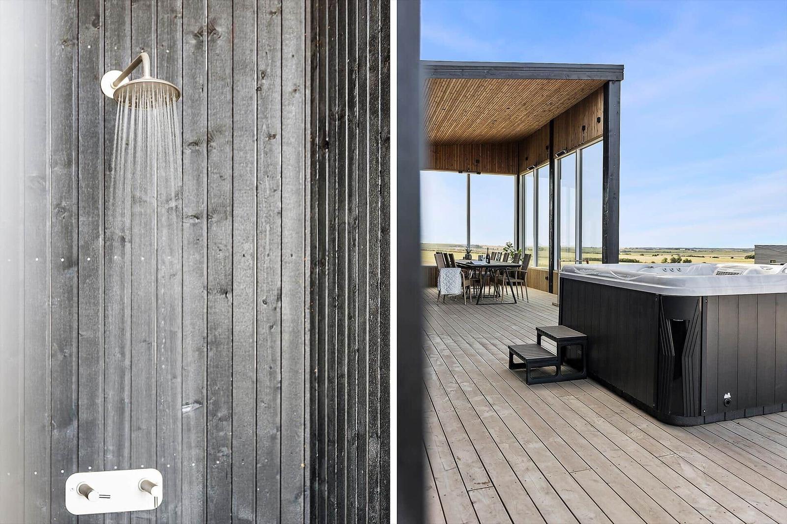 Dusche an Holzwand und Terrasse mit Whirlpool und Sitzgelegenheit.