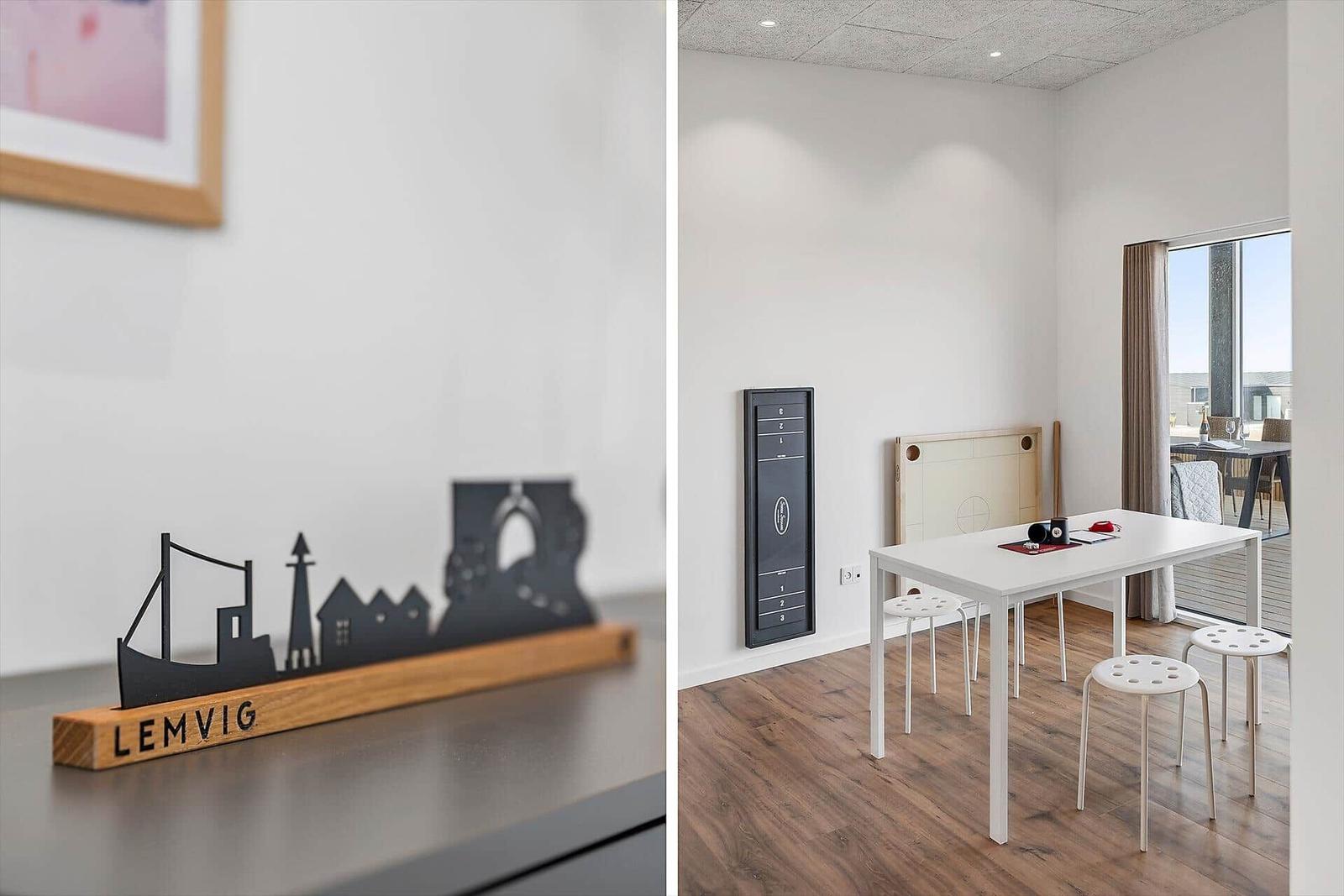 Lemvig-Silhouette auf Tisch, Spielzimmer mit Tisch, Stühlen und Tischtennisplatte.