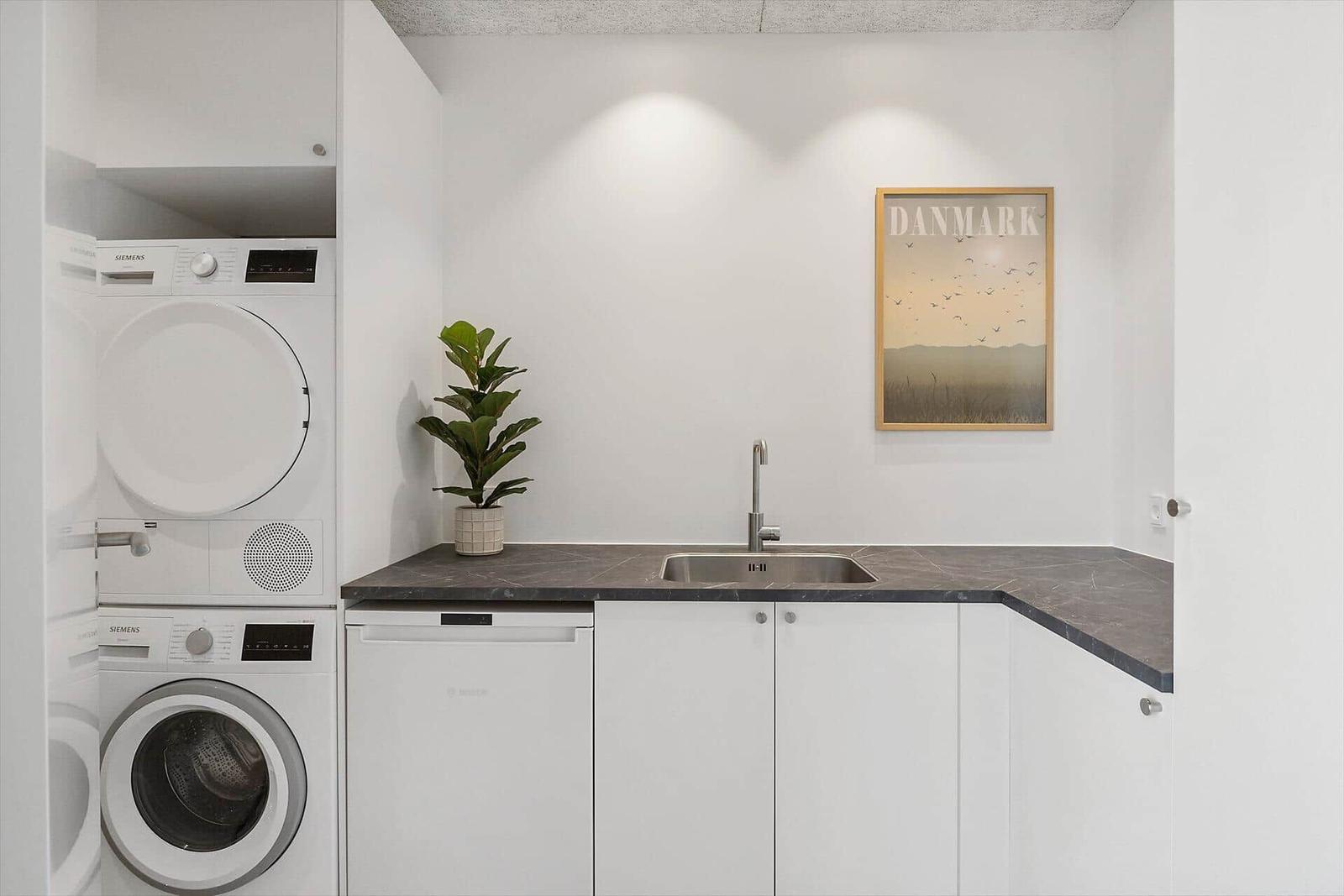 Wohnung mit Waschmaschine, Trockner und Spülmaschine.