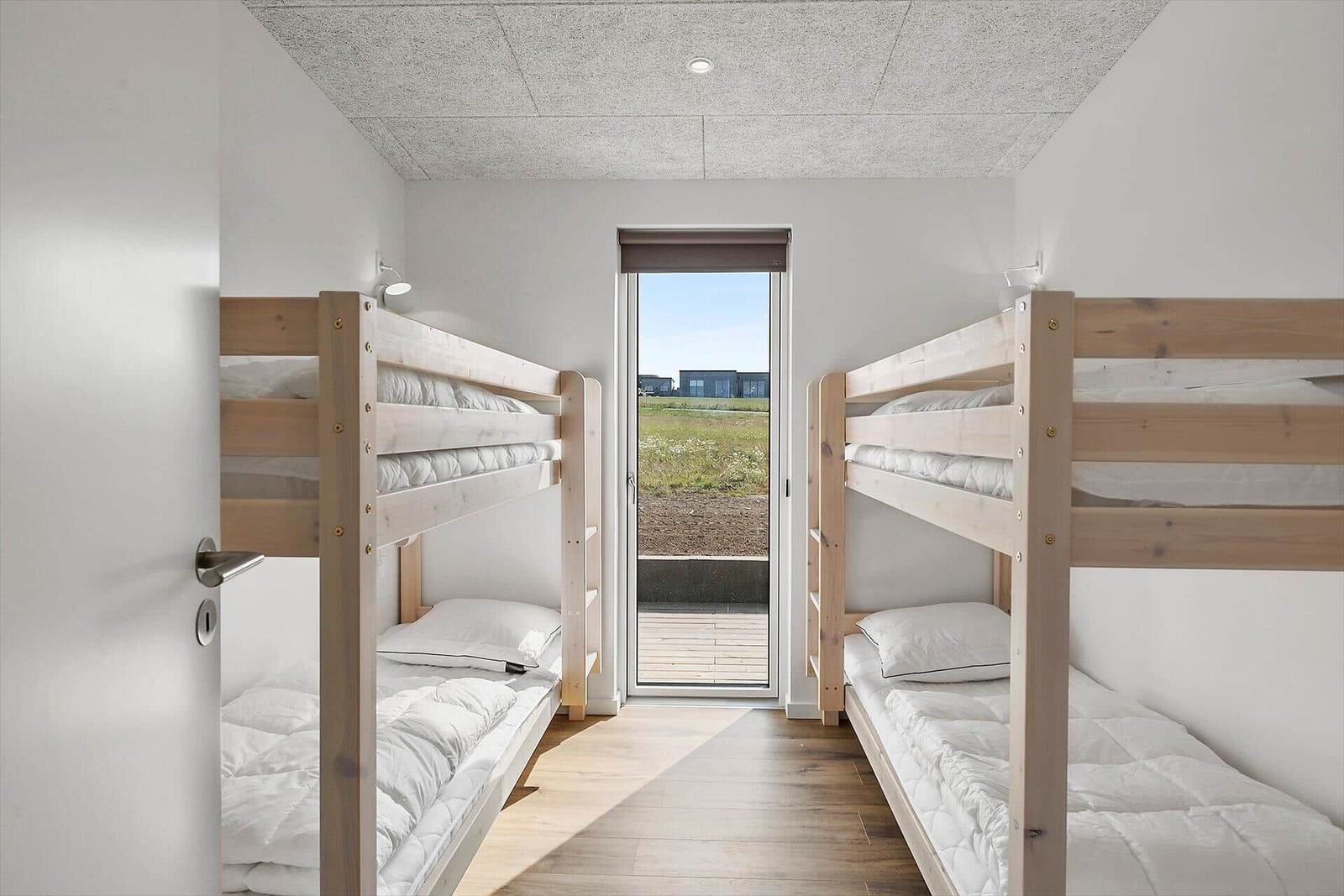 Zimmer mit zwei zweibettbetten und Fenster zur Aussicht.