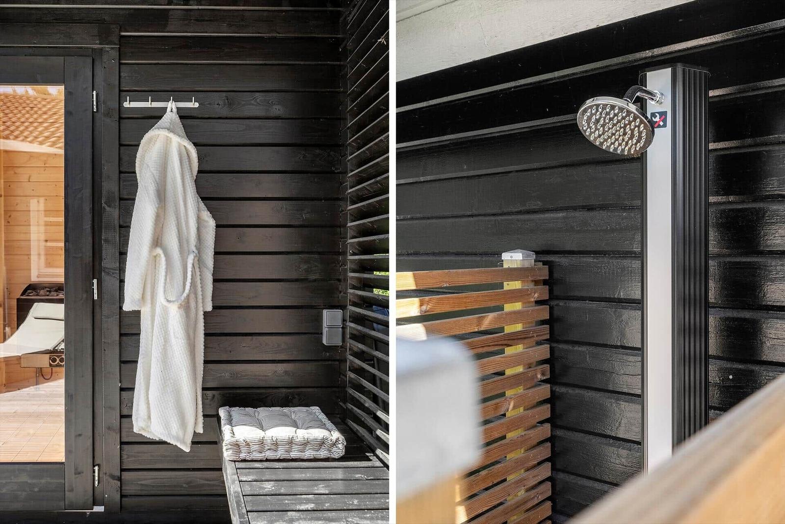 Außen-Dusche mit Duschbrause und weiße Bademantel an Haken hängend