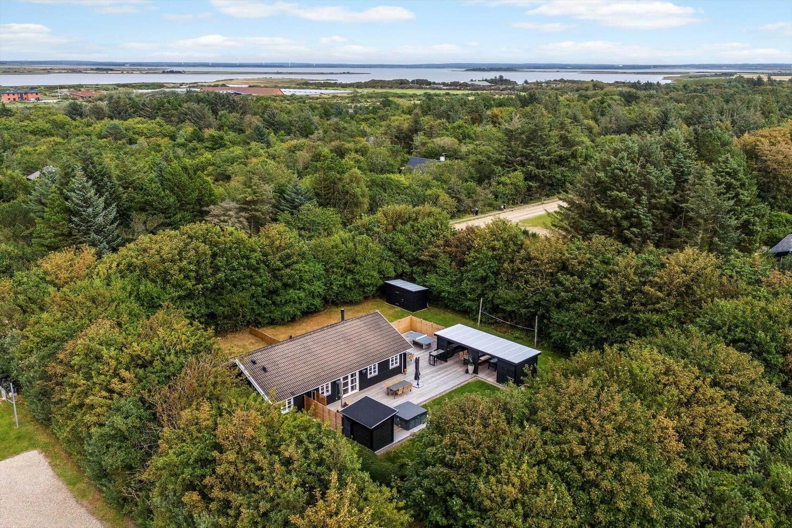 Haus mit Terrasse und Grillplatz im Wald, Blick aufs Wasser