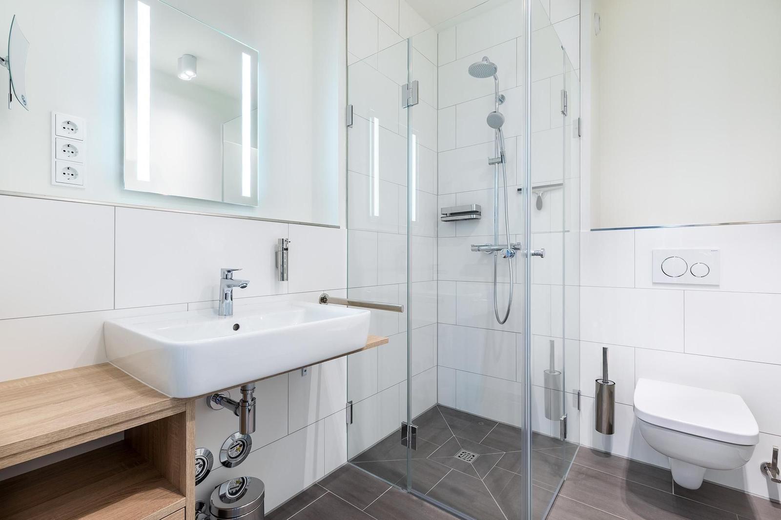 Moderne Badezimmer mit Dusche, Waschbecken und WC.