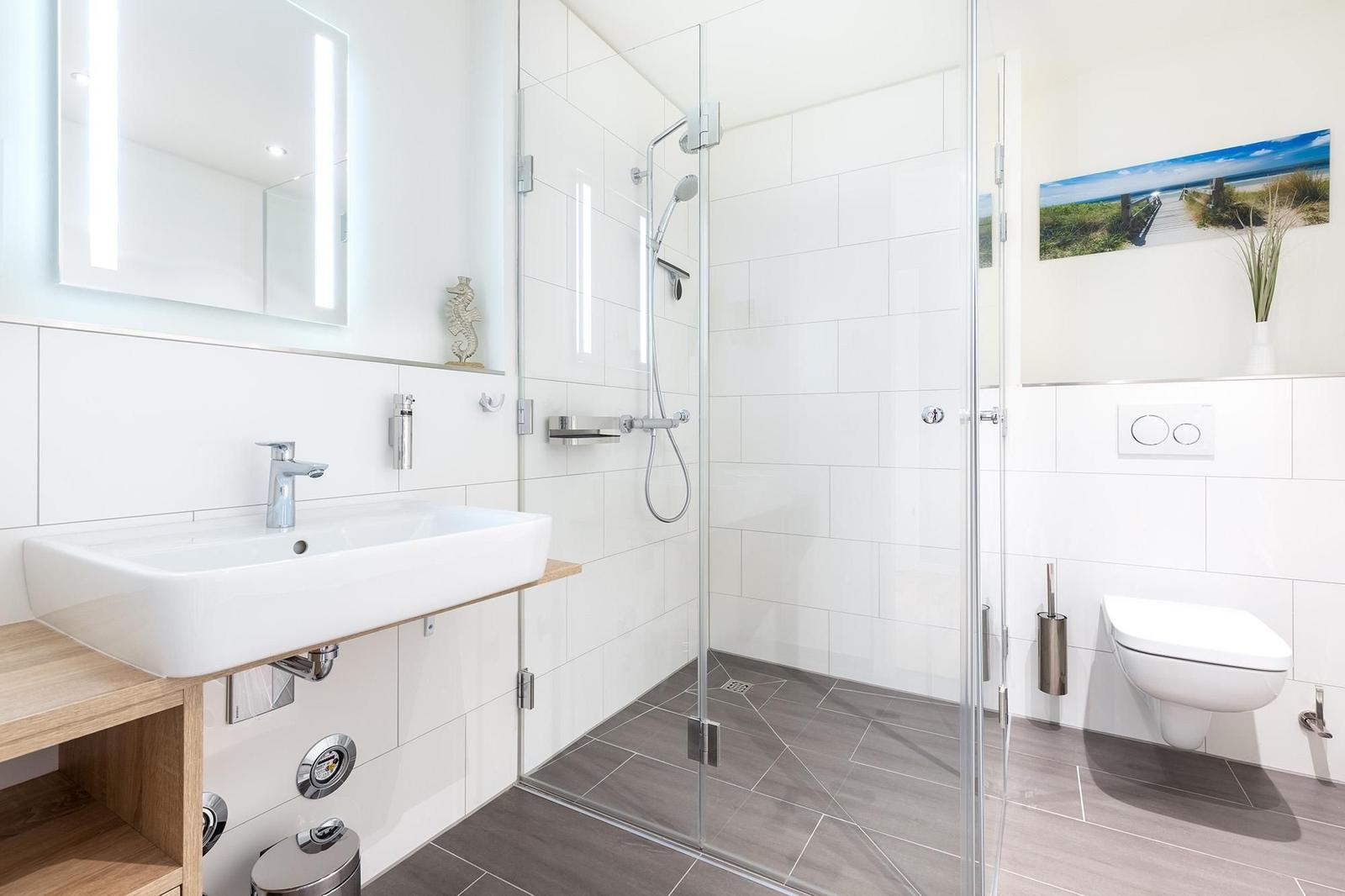 Moderne Badezimmer mit Dusche, Waschbecken und WC.