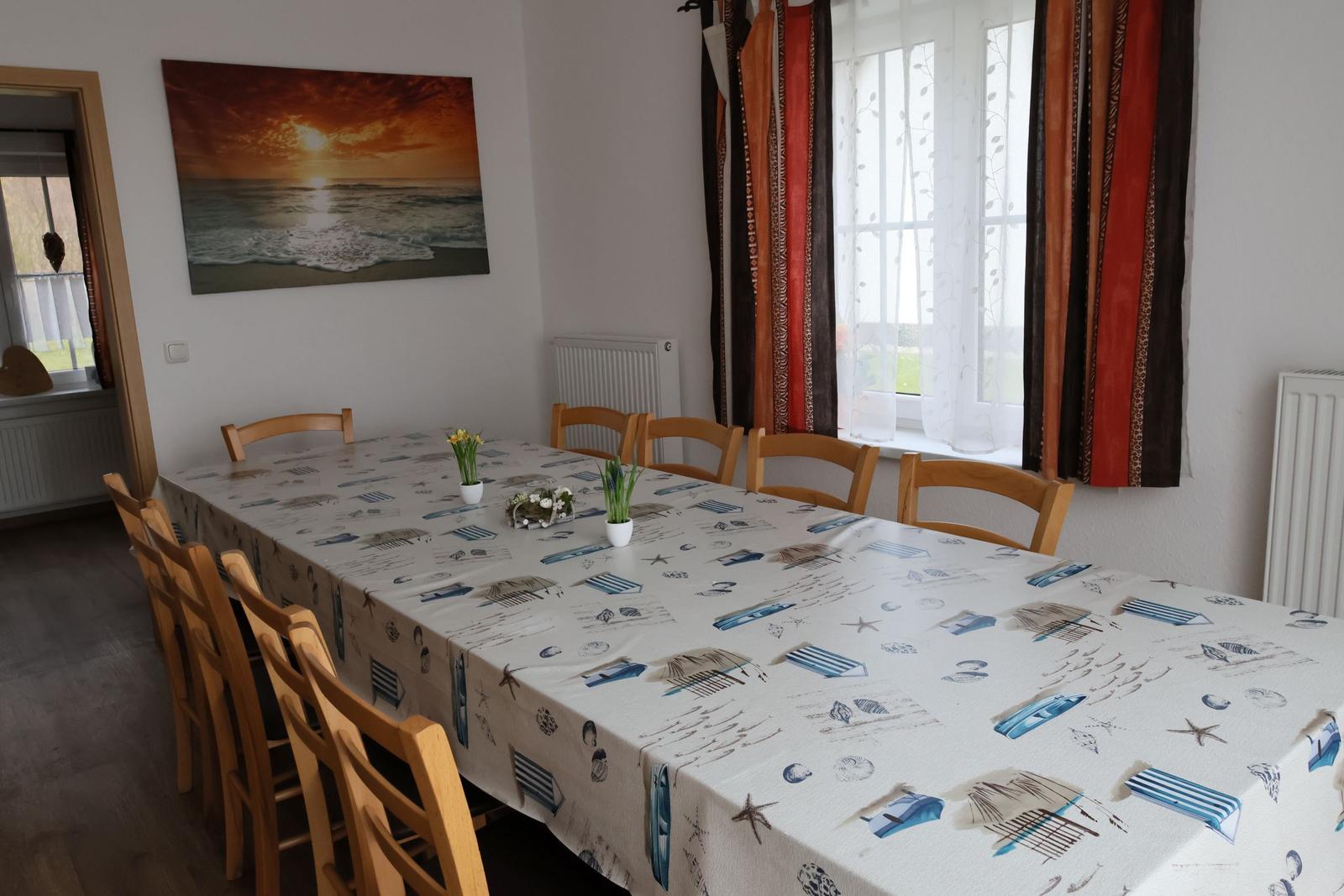 Esszimmer mit großem Tisch