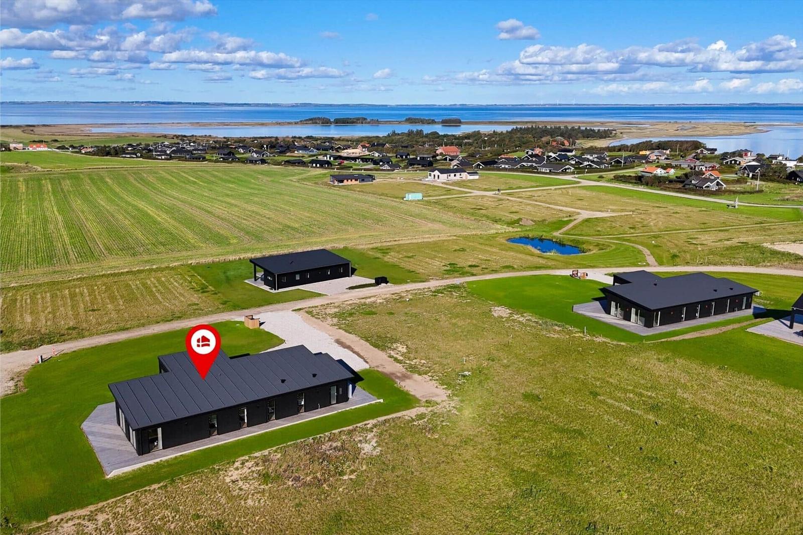 Modernes Ferienhaus mit großem Grundstück und Blick aufs Meer.