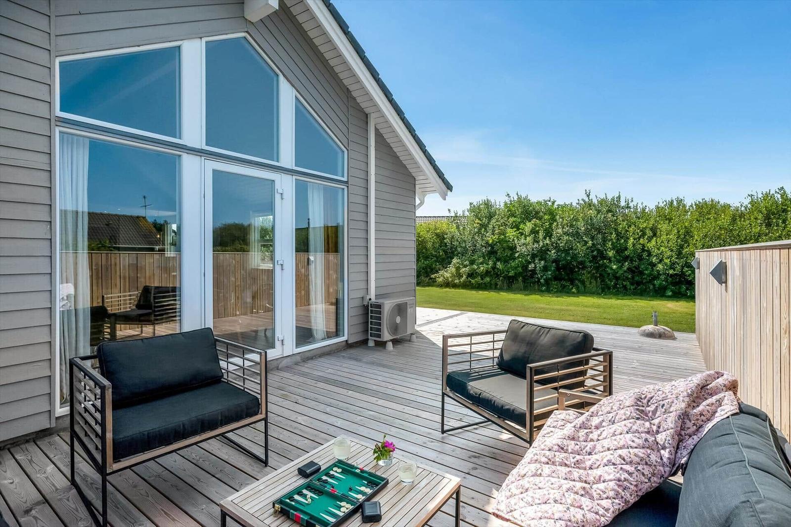 Terrasse mit Sitzgelegenheiten und Blick auf Grünfläche