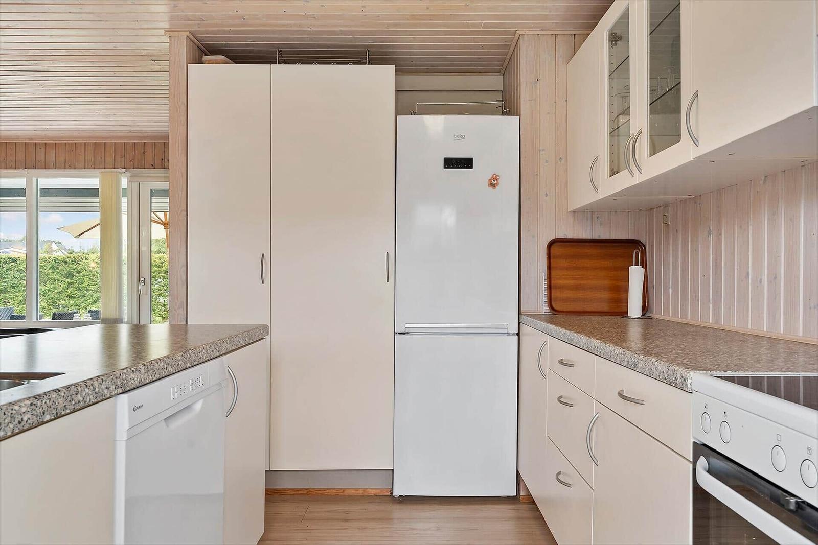 Küche mit weißer Kühlschrank, Spüle und Arbeitsplatte