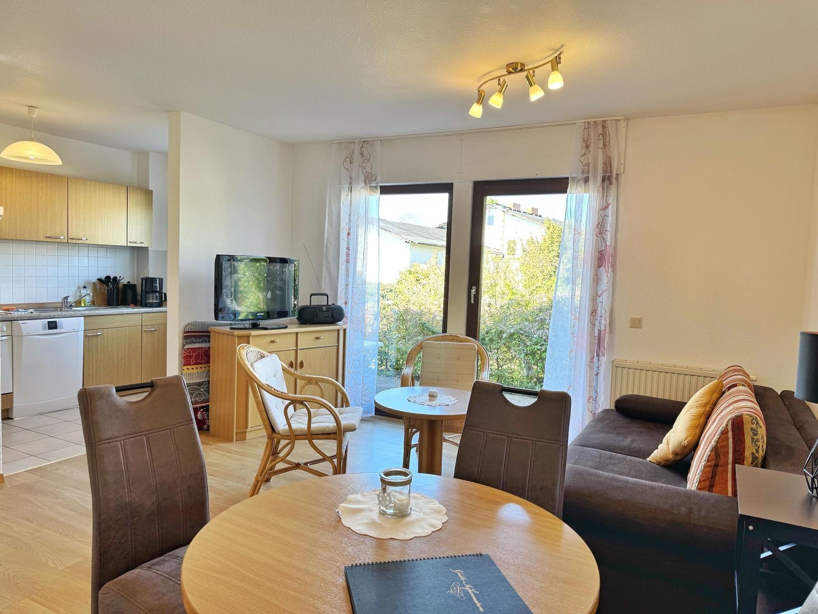 Wohnung mit Essbereich, Küche und Balkonansicht