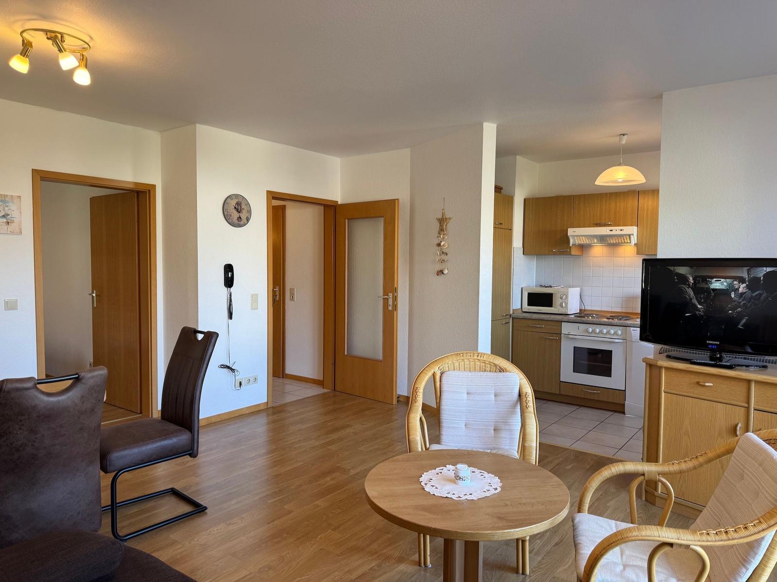 Wohnküche mit Essbereich, TV und Küchengeräten