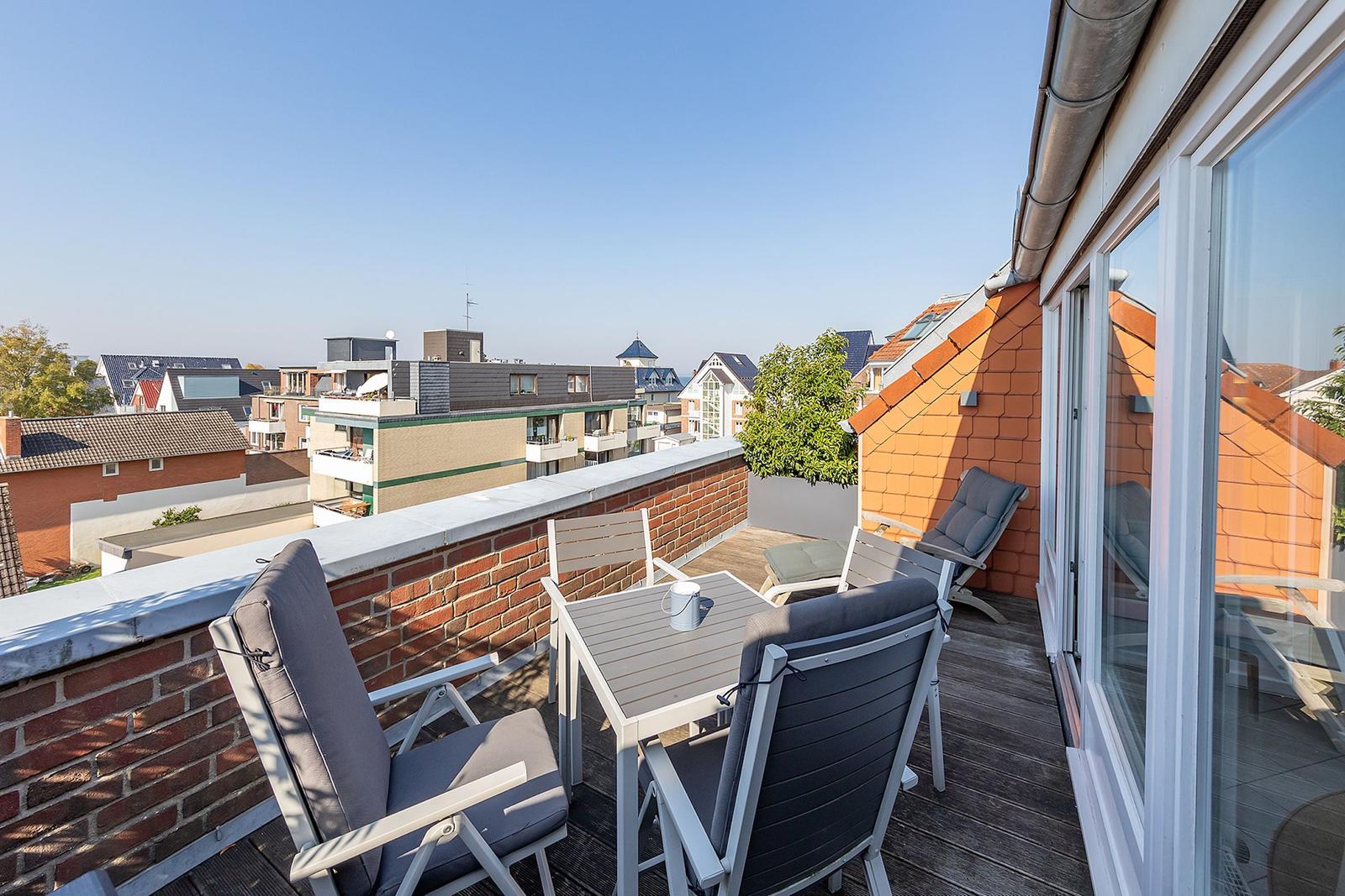 Terrasse mit Sitzgruppe und Blick auf die Stadt