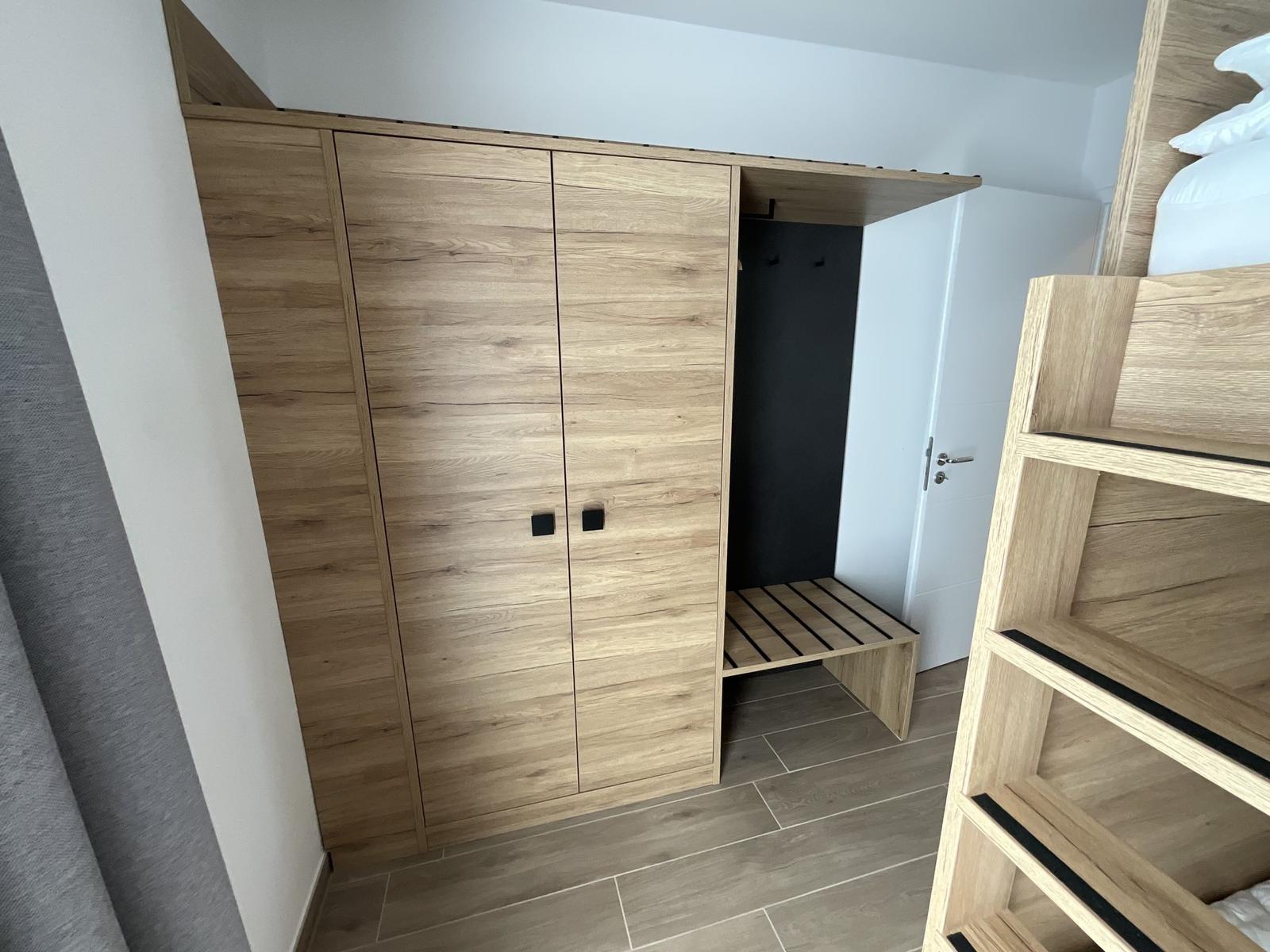 Schlafzimmer mit Kleiderschrank und Doppelbett