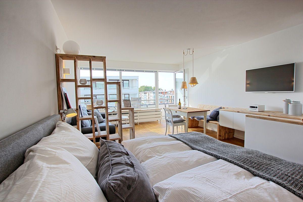 Schlafzimmer mit Blick auf Balkon und Essbereich