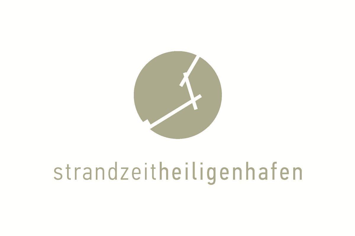 Logo mit stilisiertem Kreis und Text strandzeitheiligenhafen