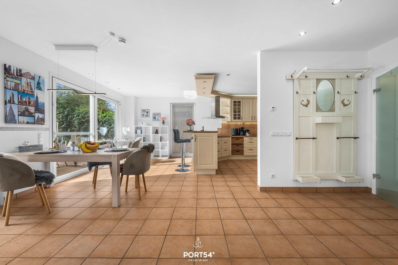 Küche, Essbereich und Garderobe im Haus mit Terrassentür.