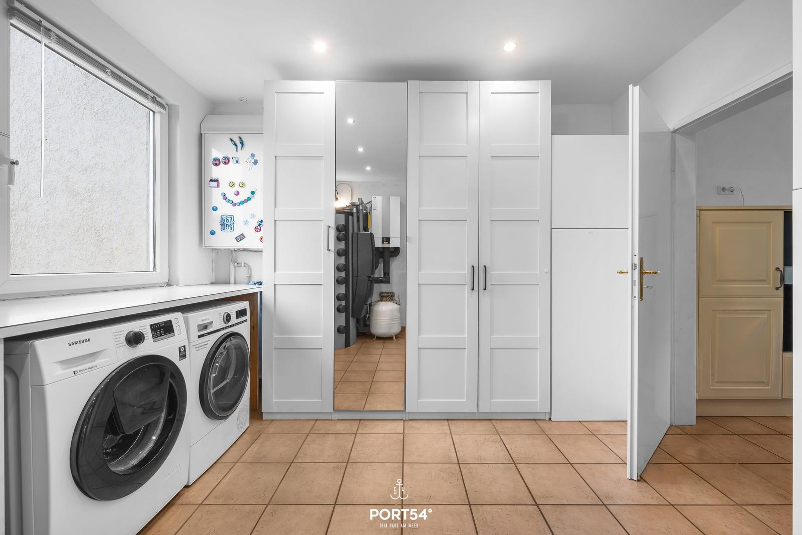 Wohnung mit Waschmaschine, Trockner und Kühlschrank.