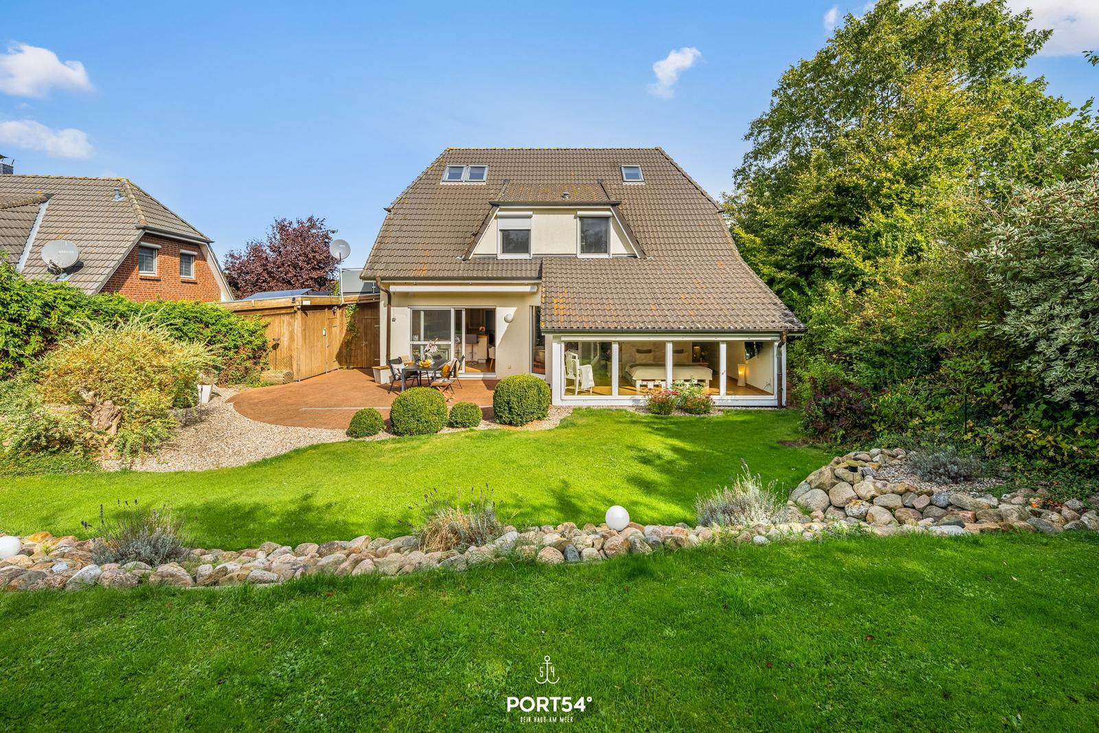 Haus mit Terrasse, Garten und Blick aufs Meer