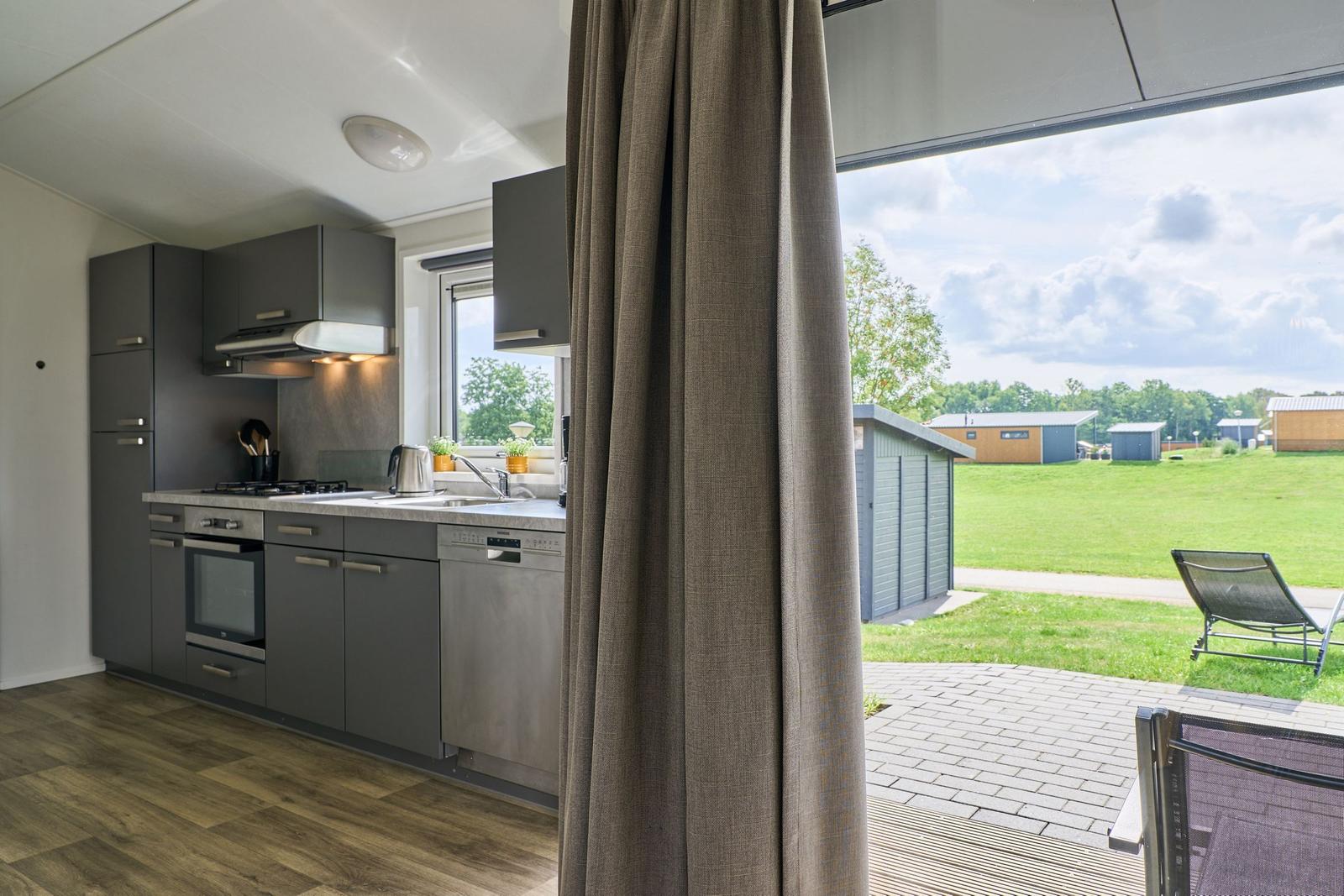 Küche mit Blick auf Garten und Liegestühle