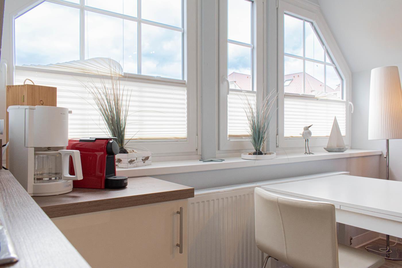 Küchenbereich mit Fenster, Tisch und Stuhl